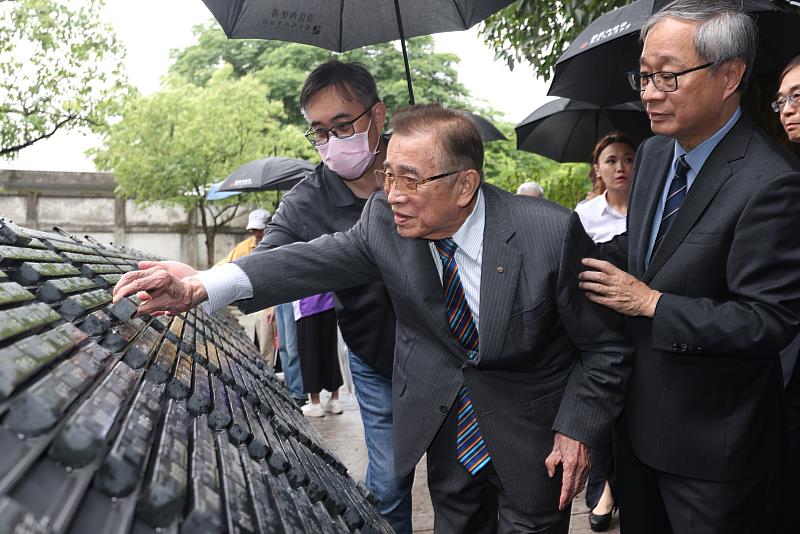 文化部長李遠（右）陪同政治受難者前輩及家屬共同進行紀念碑豐碑儀式，致敬威權統治時期的政治受難者。圖中為白色恐怖受難者前輩陳中統。