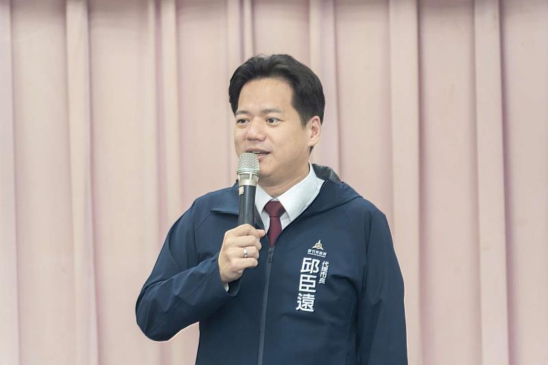 代理市長邱臣遠致詞勉勵同仁