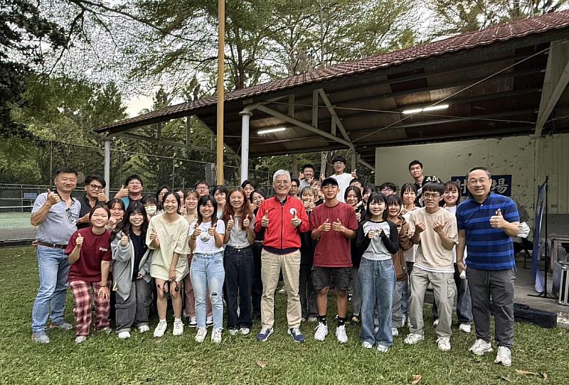 南華大學傳播系轉播全中運軟式網球賽事，高俊雄校長(前排右5)勉勵學生展現實戰的專業力。