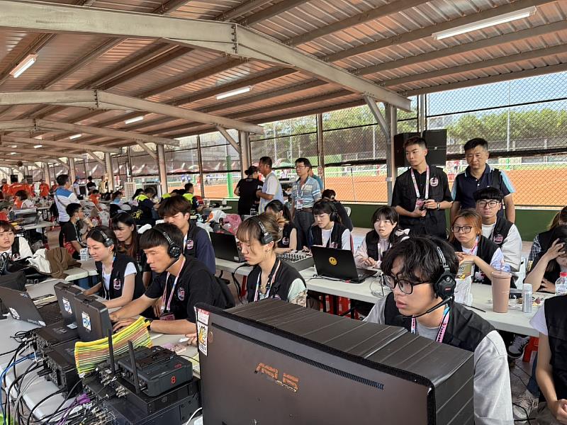 南華大學傳播系轉播全中運軟式網球賽事，圖為現場LIVE轉播情形。