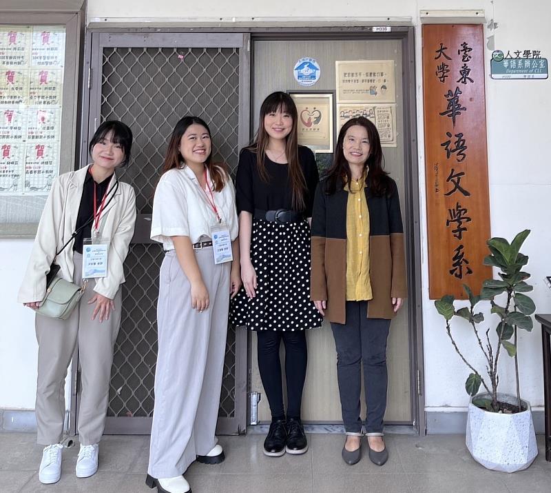 文藻線上華語教學團隊全員受邀出席「2024全球華文網路教育學會年會暨國際學術研討會」，於國立臺東大學華語文學系前合影。