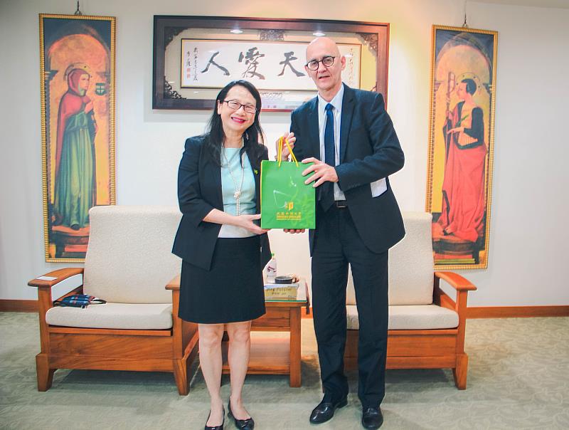 德國在台協會許佑格處長(右)率領團隊訪問文藻外語大學,由莊慧玲校長(左)親自接待,並致贈學校紀念品。
