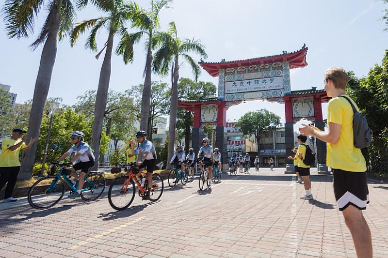 車隊自台北的輔仁大學出發，沿途行經台中靜宜大學，最終抵達高雄的文藻外語大學，師生夾道鼓掌。