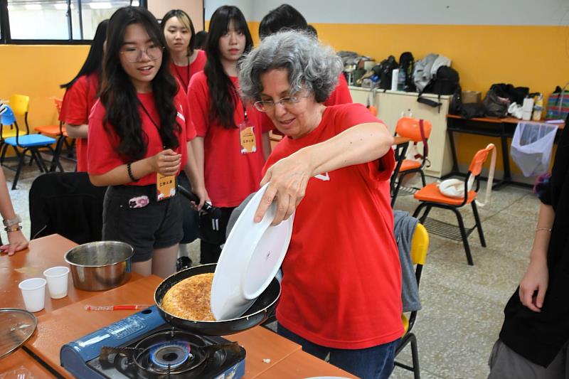 文藻外大西班牙語文系葛愛倫老師示範如何製作西班牙蛋餅。