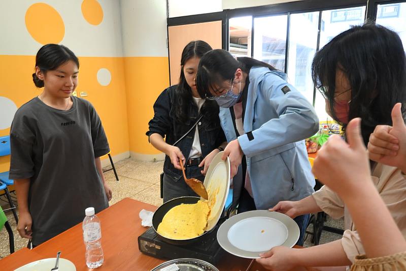 同學們體驗製作西班牙蛋餅