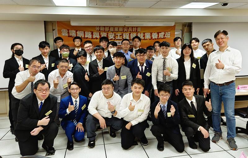 小宸參加北分署產業新尖兵計畫-雲端網路與資安工程師養成班，結訓後成功轉職為資訊工程師