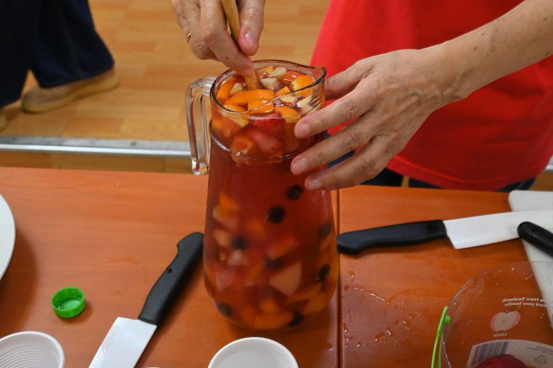「西班牙水果酒」融合紅酒與多種新鮮水果，是經典西班牙飲品。
