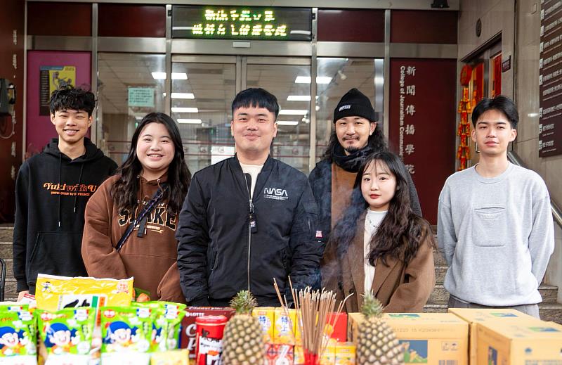 世新大學公廣系老師湯宗翰（左三）擔任總製片人、廣電系老師張瑋誠（右三）擔任攝影指導，帶領跨系學生團隊投入《我的年下守護男》製作拍攝。（世新大學提供）