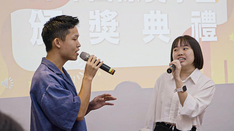 來自馬來西亞的黃浩倉（左）、黃姰迦（右）為典禮準備了二重唱表演。（世新大學提供）