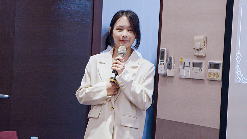 獲獎生、世新法律系王乃巧感謝傑出校友林俊杰創設獎學金，助她達成求學目標。（世新大學提供）