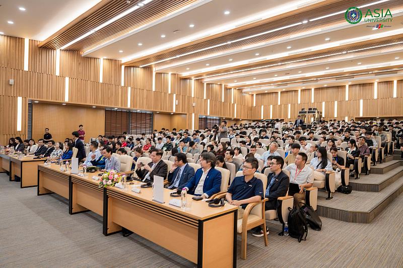 亞大在越南FPT大學舉辦說明會，參與人數踴躍。