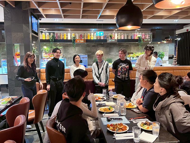 前往英國參與移地留學,讓學生透過實際點餐及買東西,練習英文口說及聽力。