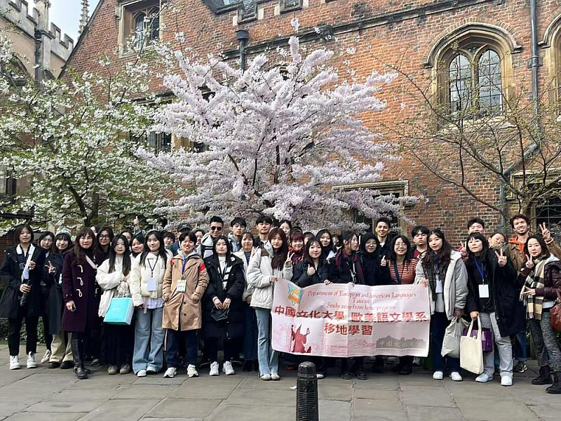 在牛津大學的參訪中,除了安排當地學生的分享講座外,也讓學生們分組和當地學生們一同完成訪談的作業,並分享台灣的文化,此活動不僅能讓學生們藉由訪談了解牛津的文化及教育,也從介紹台灣的過程中,增加學生對於自我文化的認同。