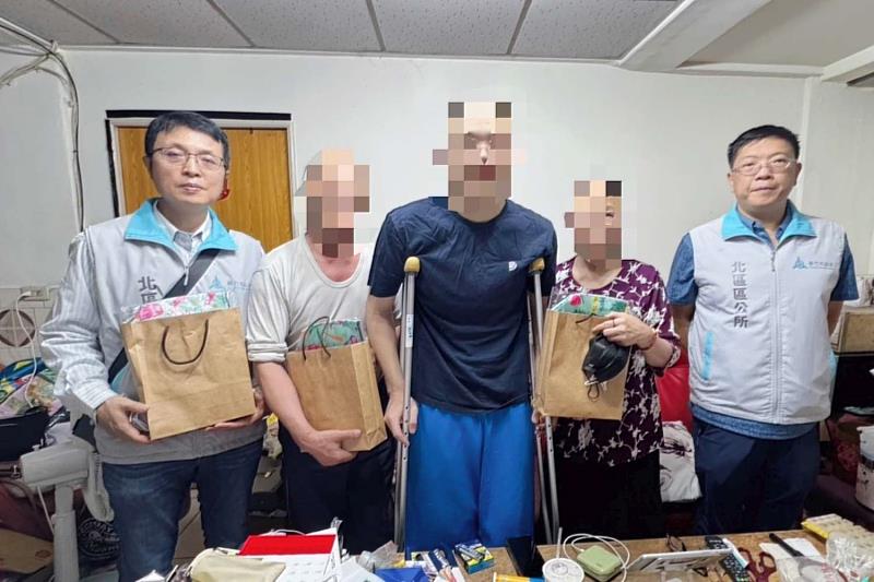 北區公所訪視小組親自前往王家進行關懷訪視，深入了解實際需求，表達市府關懷之意。
