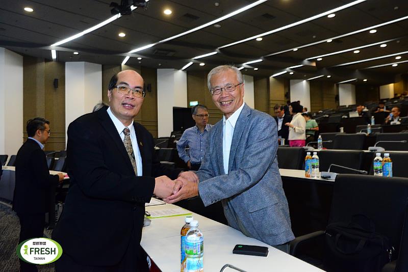 龔瑞林教授團隊於臺灣食品產業前瞻策略論壇中發表「智慧風味科技乾式熟成鴨成果」(右為專題講者中國醫藥大學附設醫院吳永昌主任)