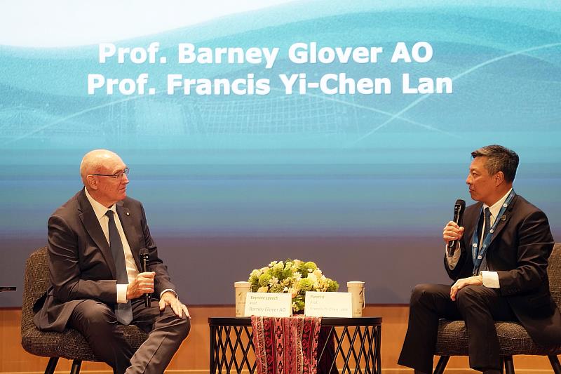 輔大藍易振校長(右)與澳洲職業技能署署長Barney Glover教授(左)，針對永續展開深度對談。