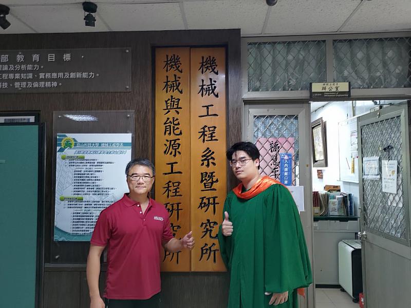 機械所曾士洺(右)與機械系主任張育斌(左)合影