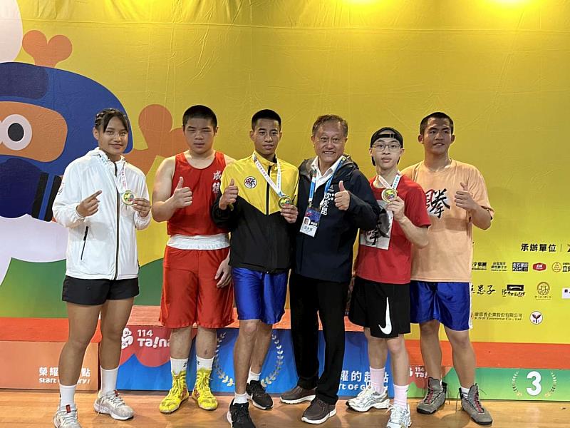 成德高中5位金牌選手及校長沈永昆