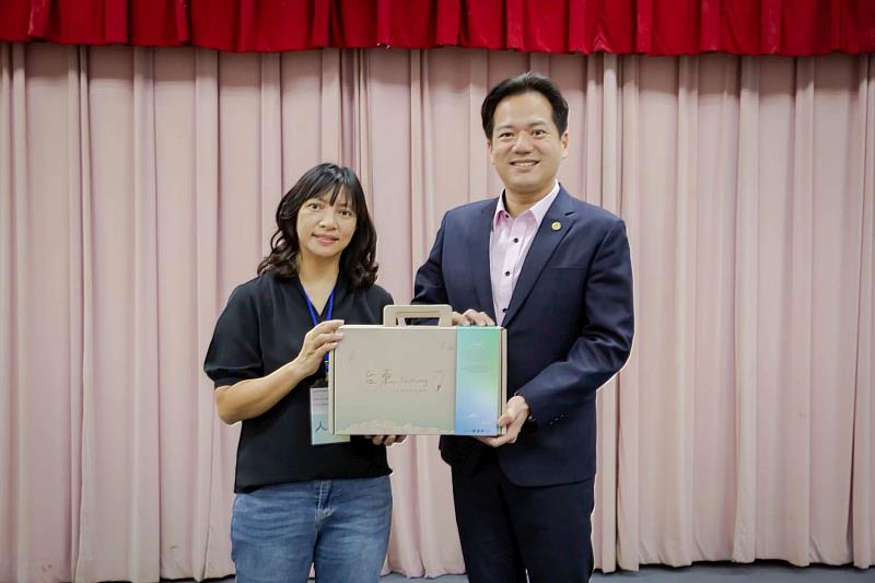 代理市長邱臣遠、臺東縣人事處處長邱婉玲相互交換城市禮盒。