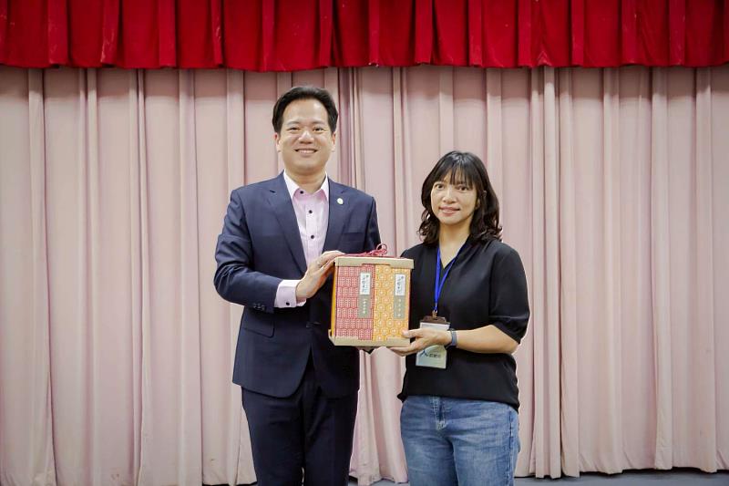 代理市長邱臣遠、臺東縣人事處處長邱婉玲相互交換城市禮盒。