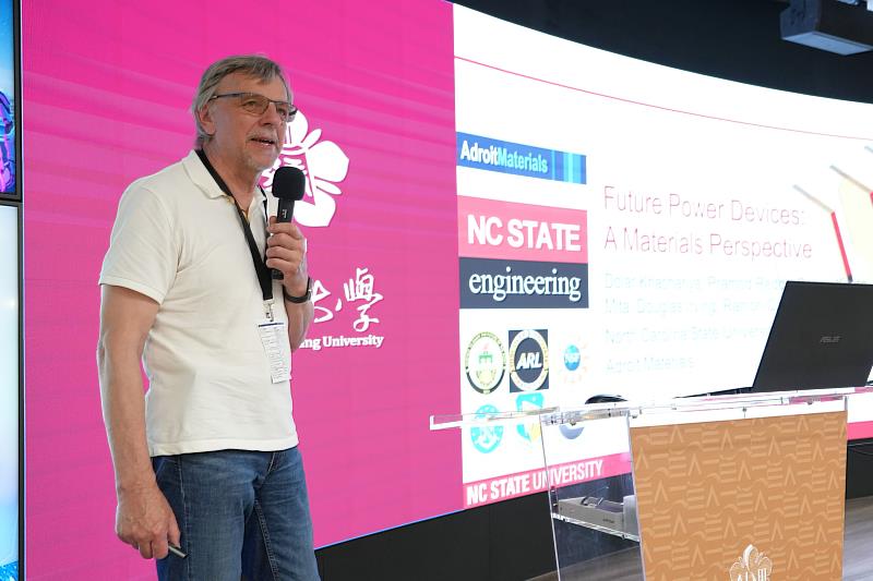 美國北卡羅萊納州立大學(North Carolina State University, NCSU, Raleigh, North Carolina, USA ) Dr. Zlatko Sitar 講座教授分享寬能隙材料於高功率元件的潛力與挑戰