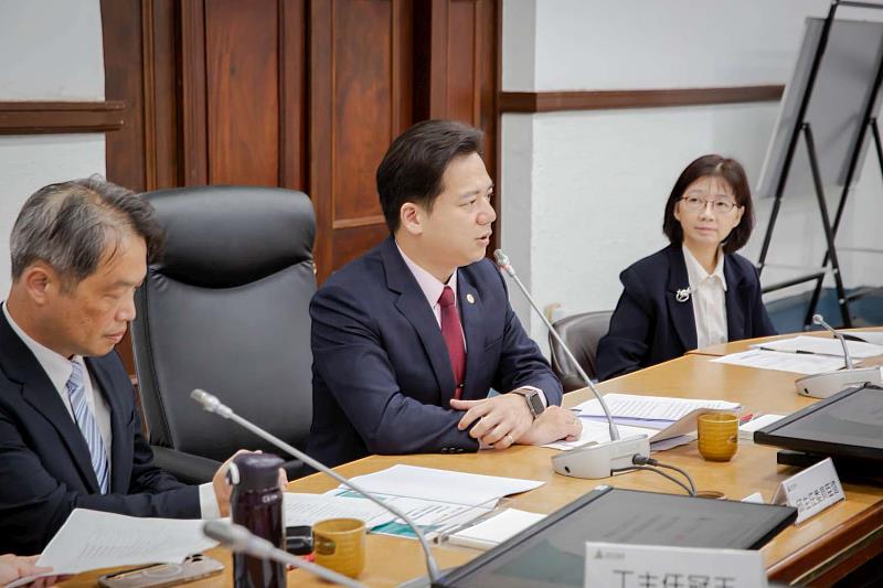 邱臣遠代理市長主持長照推動小組會議,與委員們共同討論長照政策方向與未來推動策略。