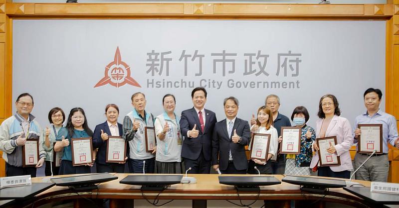 邱臣遠代理市長與新任長照推動小組委員合影留念。