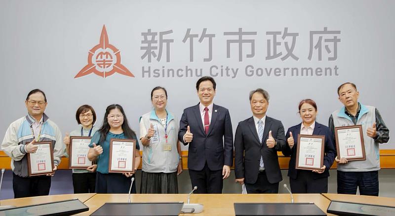 邱臣遠代理市長頒發聘書予長照推動小組之專家學者及民間團體代表,並合影留念。