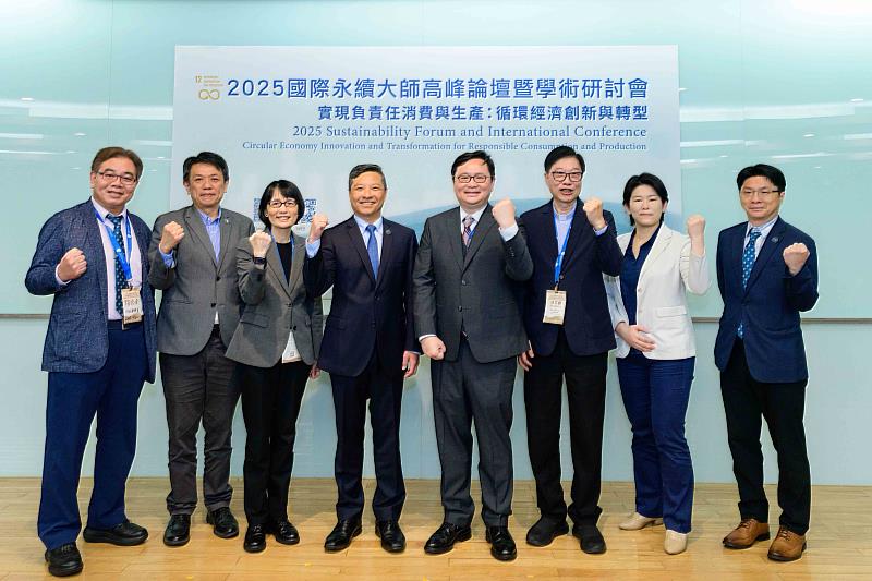 圖一：富邦金控、台灣大哥大攜手輔仁大學合作「永續發展領航計畫」，4月24、25日舉辦「2025國際永續大師高峰論壇暨學術研討會」，產學合作，共促綠色經濟發展。(左三起)富邦金控人資長兼永續發展處處長劉菁宜、輔仁大學校長藍易振、富邦金控風控長徐偉傑。