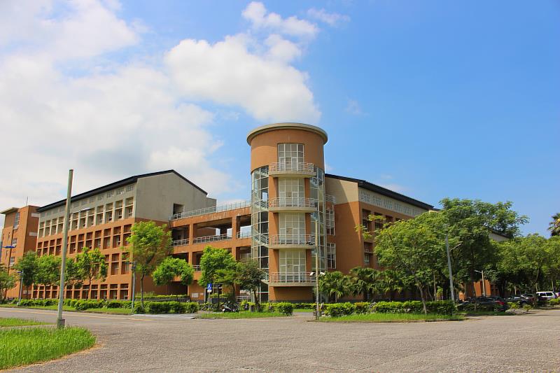 東華大學觀光暨休閒遊憩學系所在之管理學院美麗建築。