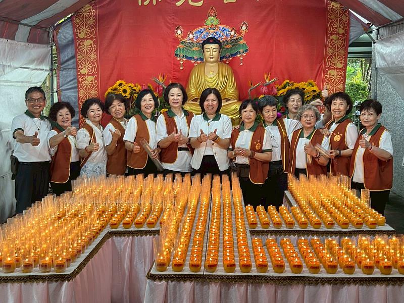 2、	師兄姐們齊心點亮燈火，那一剎那，萬燈齊明，耀眼光亮烙印於心，心光與佛光交融，彷彿形成善的結界。