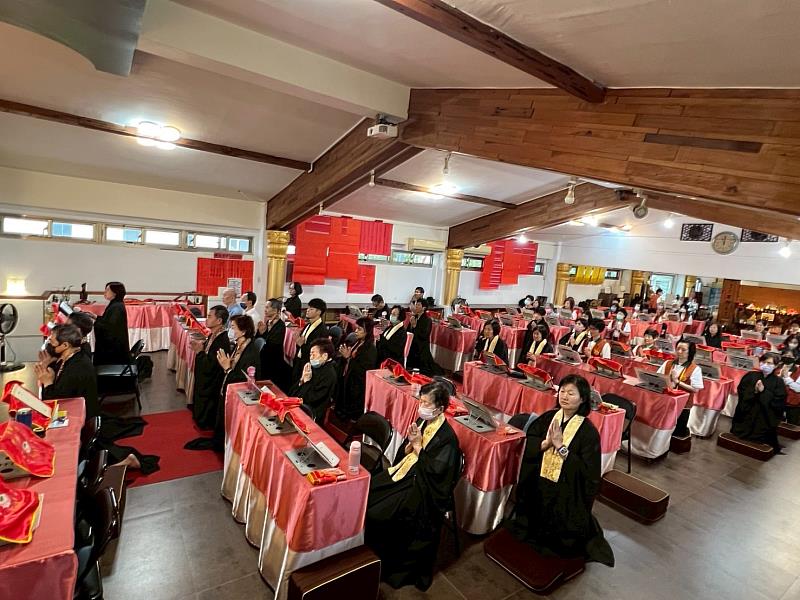 5、	萬佛燈會人人齊心誦持〈大悲咒〉與《寶篋印陀羅尼經》，現場莊嚴肅穆。（靈鷲山佛教教團提供）