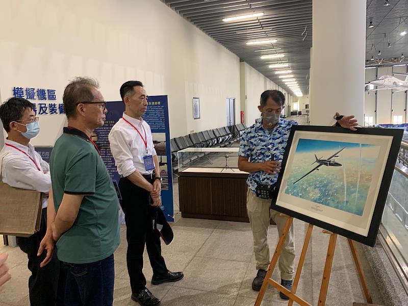 與會人員參觀航空教育展示館,由專人導覽解說