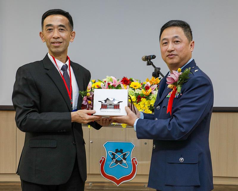 國父紀念館王蘭生館長致贈空軍航空技術學院李瀚鼎校長文創纪念品