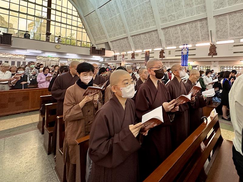 靈鷲山法師與信眾出席「復活節八日慶期暨方濟各教宗追思禮儀」。（圖由靈鷲山佛教教團提供）