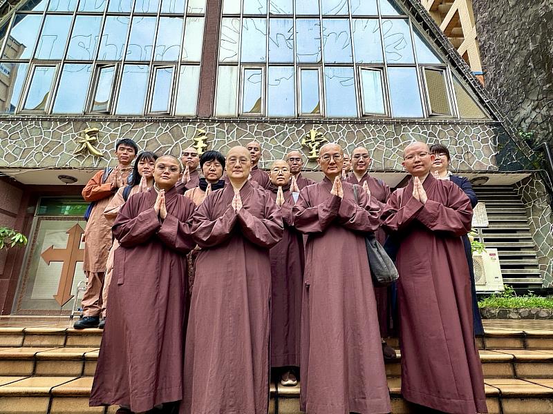 靈鷲山法師與信眾在台北聖母無原罪主教座堂前合影。(圖由靈鷲山佛教教團提供)