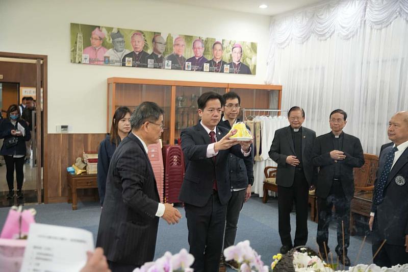 教宗方濟各辭世邱臣遠代理市長赴主教公署表達無限追思