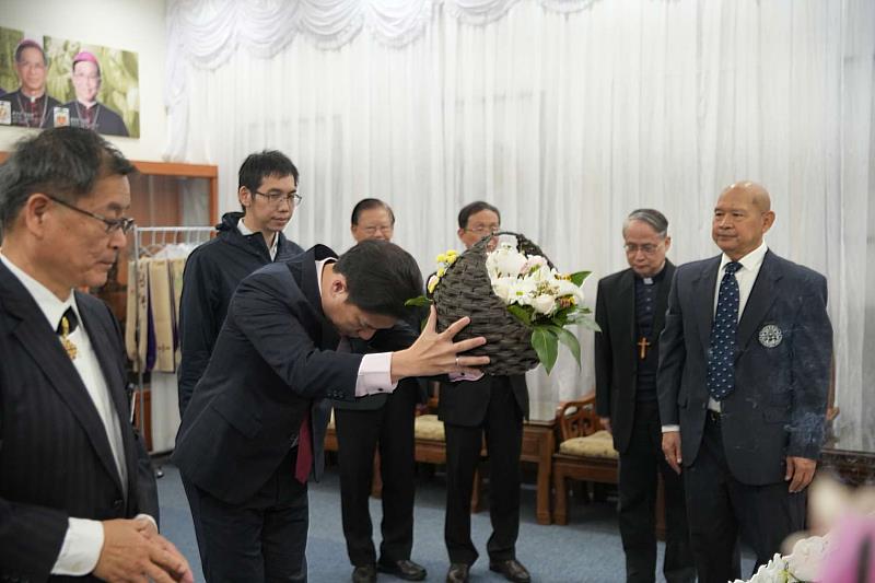 教宗方濟各辭世邱臣遠代理市長赴主教公署表達無限追思