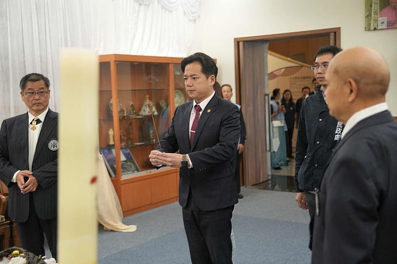 教宗方濟各辭世邱臣遠代理市長赴主教公署表達無限追思