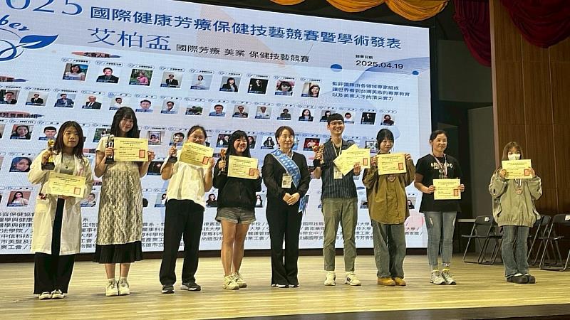 香氣鑑定B組霸榜！健管系直接包辦前三名(周珈羽(左1)冠軍、楊詠鈺(左3)亞軍及彭梓瑄(左4)季軍)