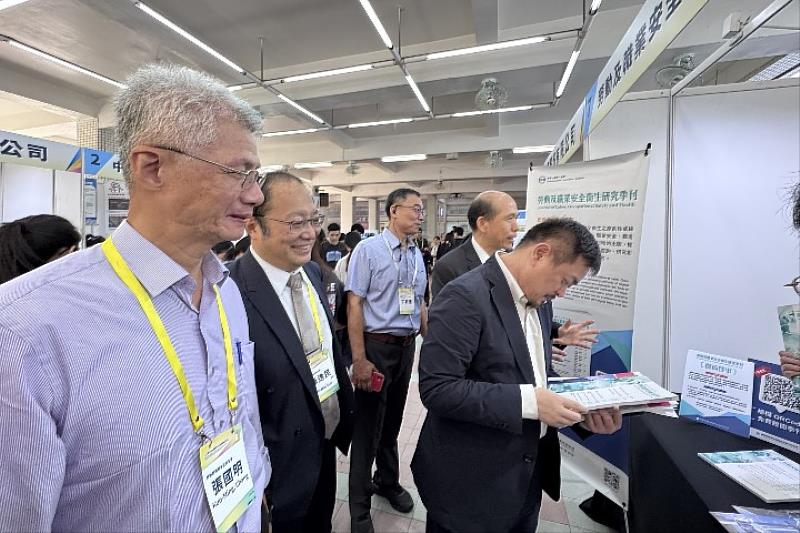勞動部洪申翰部長在中華醫大孫逸民校長(左二)等人陪同下,參觀職業衛生暨職業醫學國際學術研討會展出的國內外海報論文