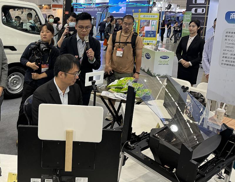 資策會於2025年台北國際車用電子展展示「商業車智駕視控座艙系統」,經濟部產業技術司機電運輸科何祥瑋科長親臨現場體驗。