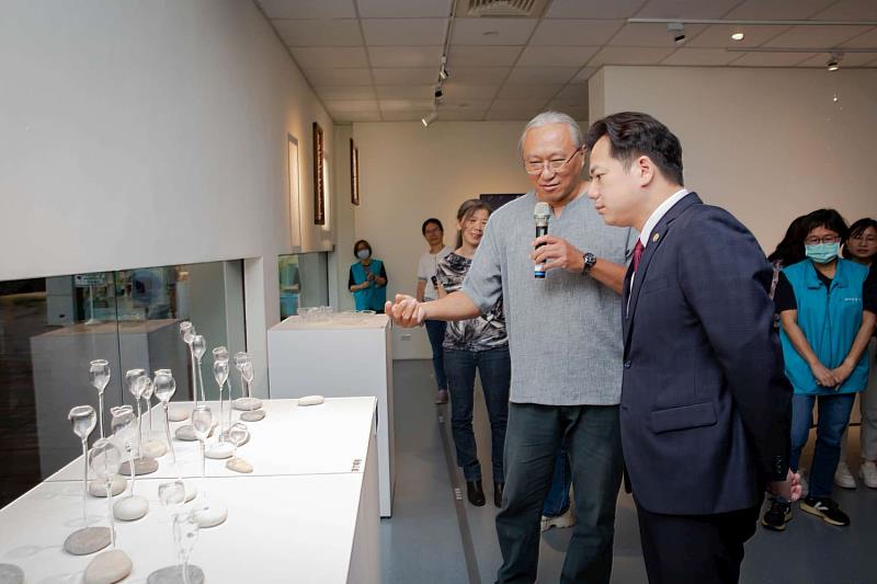 代理市長邱臣遠仔細聆聽作者的解說,欣賞玻璃創作出的光影之美