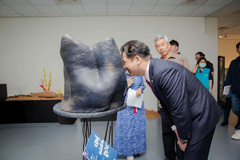 代理市長邱臣遠仔細聆聽作者的解說,欣賞玻璃創作出的光影之美