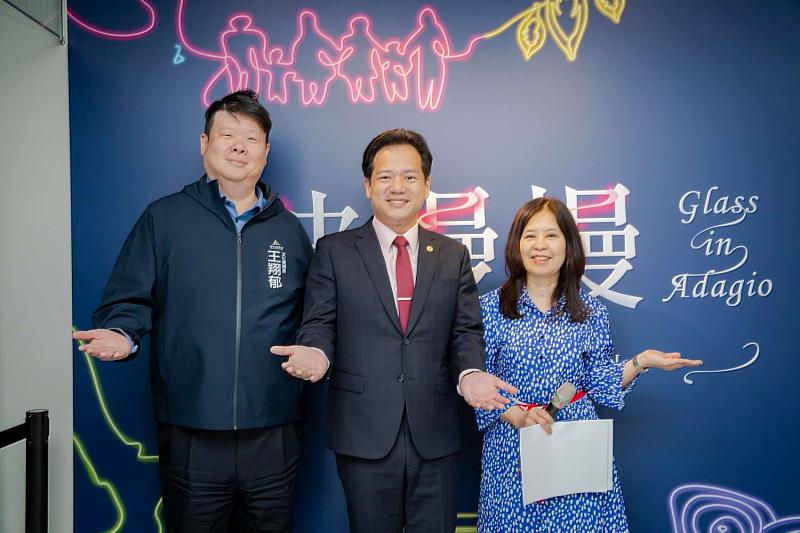 代理市長邱臣遠邀請市民在忙碌的日常中放慢腳步,透過玻璃藝術重新感受光影交織的生活美學