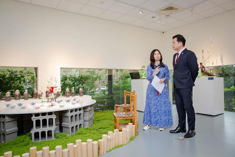 代理市長邱臣遠仔細聆聽作者的解說,欣賞玻璃創作出的光影之美