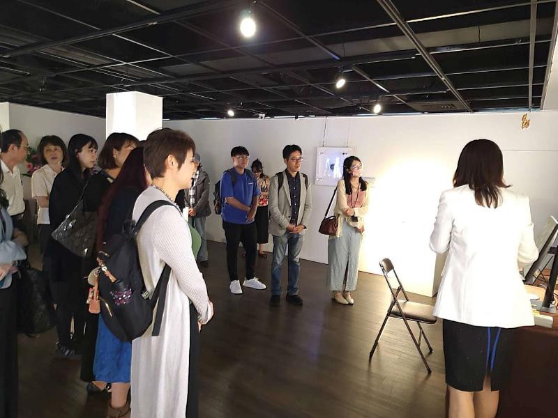 文化部藝發司長周雅菁聆聽曹筱玥老師導覽。