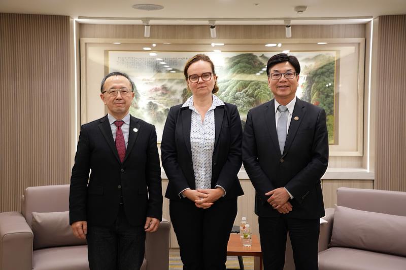 劉和然副市長與歐洲議會資訊處處長Aleliunaite、台大蘇宏達教授合影。