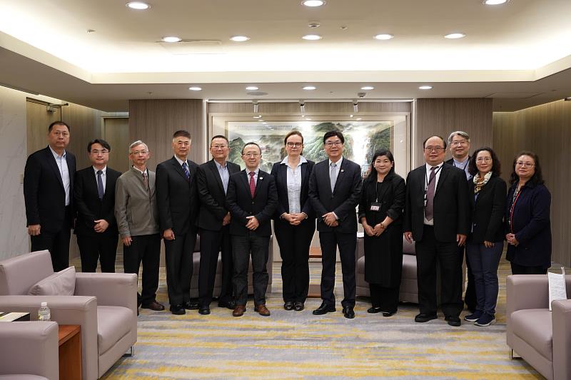 劉和然副市長(右六)會見歐洲議會資訊處長Ausra Aleliunaite(右七),探討AI治理與運用。