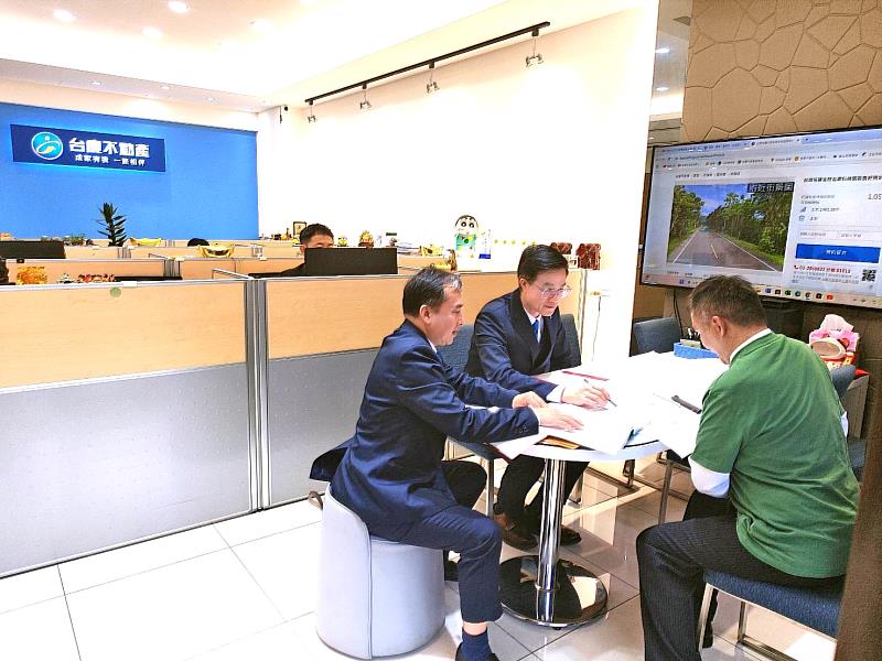 李國誠店東(圖左一)用誠實告知、良好售後服務贏得信賴，更獲得在地好口碑。(永慶房產集團提供)